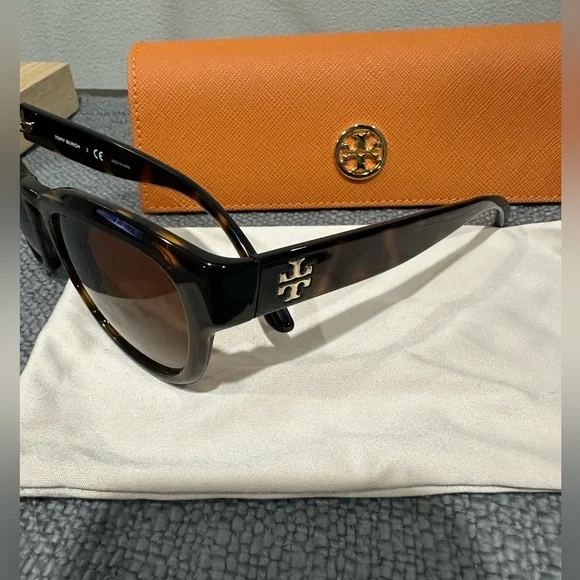 Tory Burch Tortoise Sunglasses with case and drawstring pouch - Picture 2 of 9